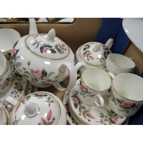 58 - A tray of Wedgwood Hathaway rose tea/dinner ware