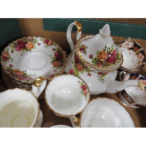 109 - A tray of assorted tea ware to include Royal Albert old country roses