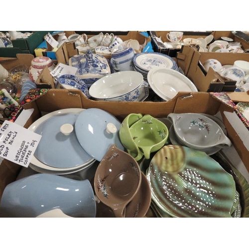 121 - A tray of blue/white dinner ware together with a tray of old Foley and Wedgwood