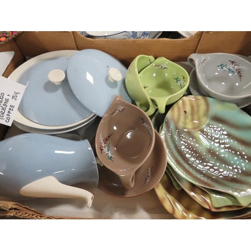 121 - A tray of blue/white dinner ware together with a tray of old Foley and Wedgwood