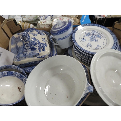 121 - A tray of blue/white dinner ware together with a tray of old Foley and Wedgwood