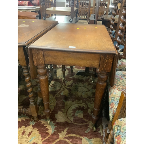 810 - An antique oak dropleaf pembroke table