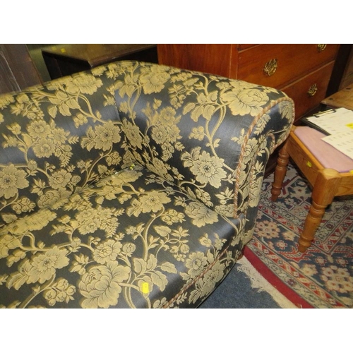 780 - A country house sofa