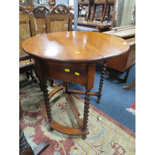 801 - An oak dropleaf barleytwist gateleg table - W 78 cm