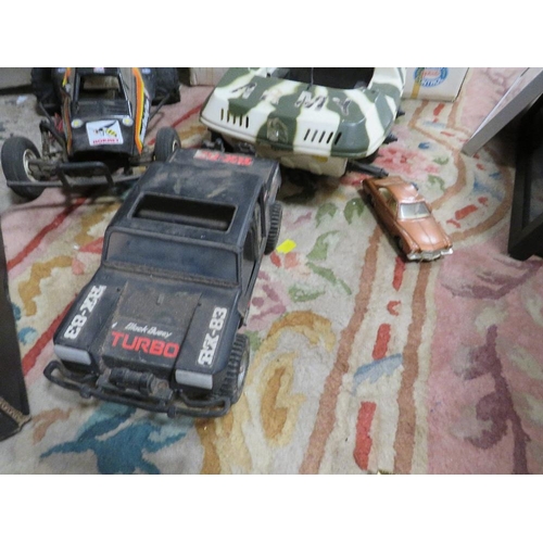 85 - A tray of remote control cars, Formula 1 cars and a boxed Cybon 1 Bionic Cybernetic driver set