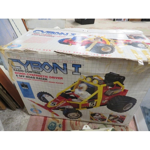 85 - A tray of remote control cars, Formula 1 cars and a boxed Cybon 1 Bionic Cybernetic driver set