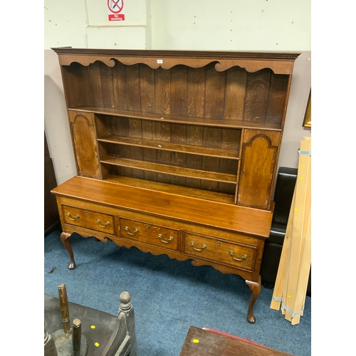 825 - An antique oak and mahogany crossbanded Welsh dresser with three drawers, raised on cabriole legs H ... 