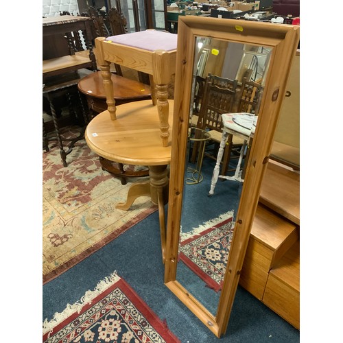 800 - A circular pine kitchen table together with a honey pine mirror and a pine stool (3)