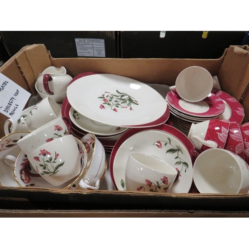 124 - A tray of assorted tea/dinner ware to include Wedgwood Mayfield