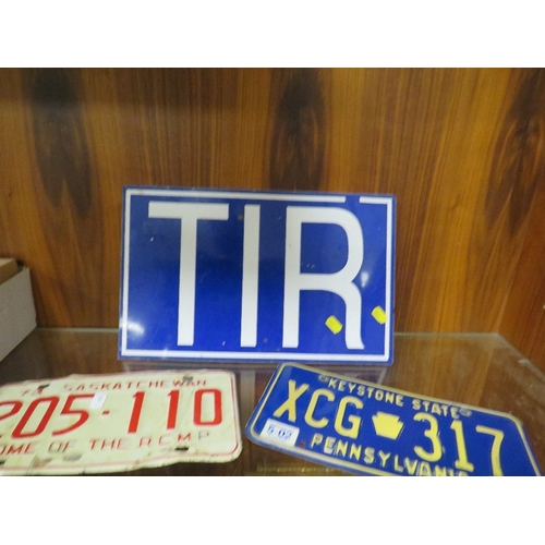 77 - A tray of vintage American license plates to include Florida and Delaware