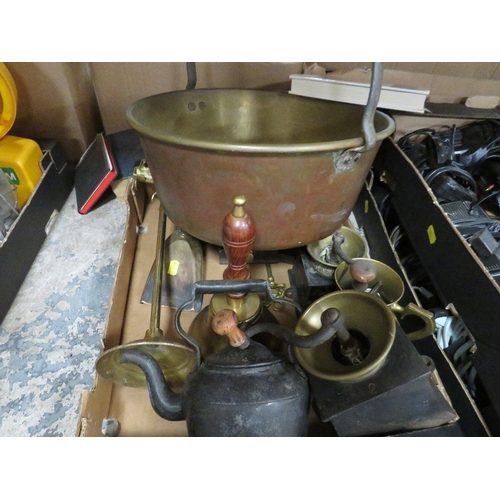 85 - A tray of assorted metal ware to include coffee grinders, school bell, large jam pam etc