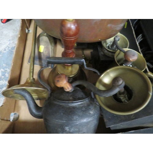 85 - A tray of assorted metal ware to include coffee grinders, school bell, large jam pam etc