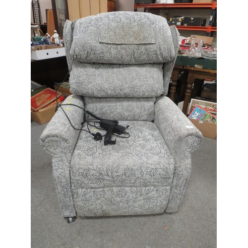 753 - An electric rise recline armchair - House Clearance