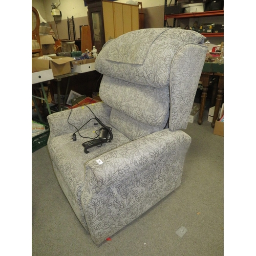 753 - An electric rise recline armchair - House Clearance