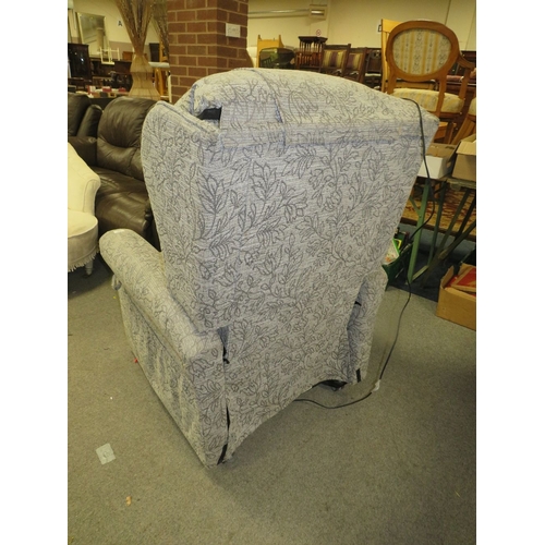 753 - An electric rise recline armchair - House Clearance