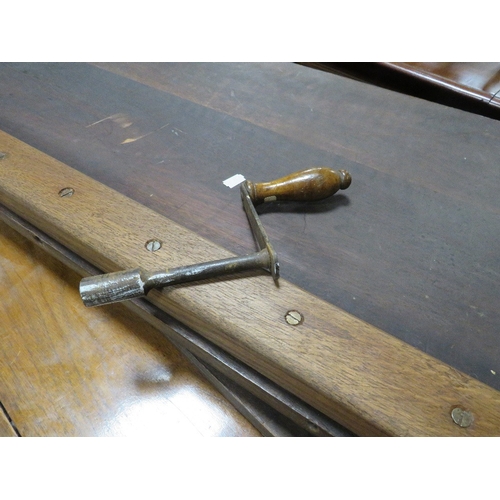 762 - A large Edwardian mahogany wind-out dining table raised on fluted supports with two leaves - Handle