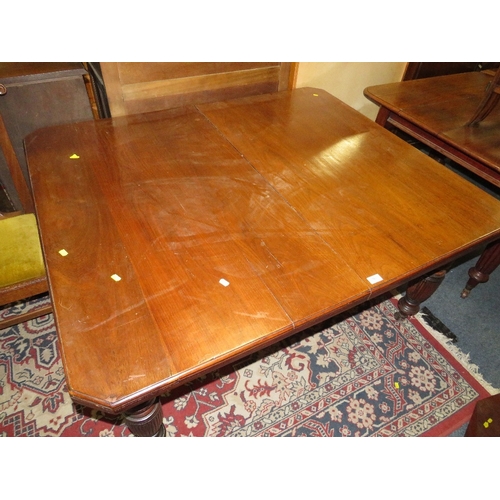 762 - A large Edwardian mahogany wind-out dining table raised on fluted supports with two leaves - Handle