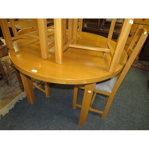 800 - A modern light oak extending dining table and six chairs