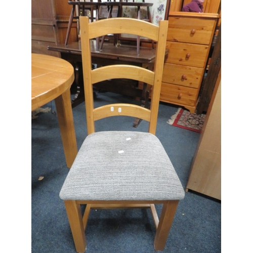 800 - A modern light oak extending dining table and six chairs