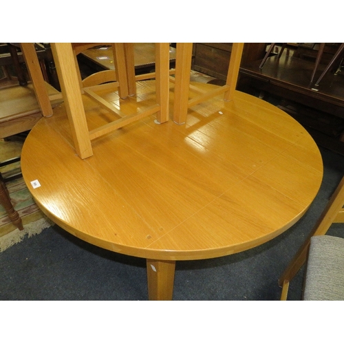 800 - A modern light oak extending dining table and six chairs