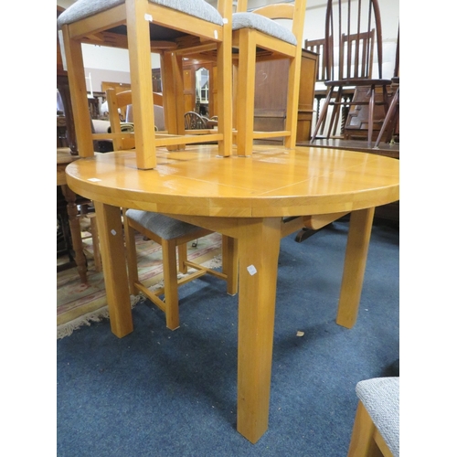 800 - A modern light oak extending dining table and six chairs