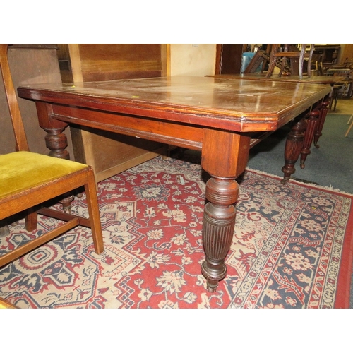 759 - A large Edwardian mahogany wind-out dining table raised on fluted supports with two leaves - Handle