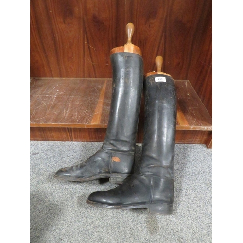 200 - A pair of antique riding boots - D.B. Mackay New York