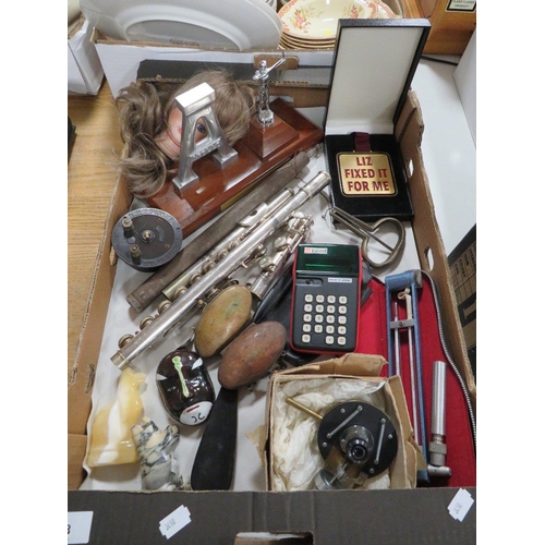 88 - A tray of collectables to include microscope micrometer attachment, Negretti Zambra rotating thermom... 