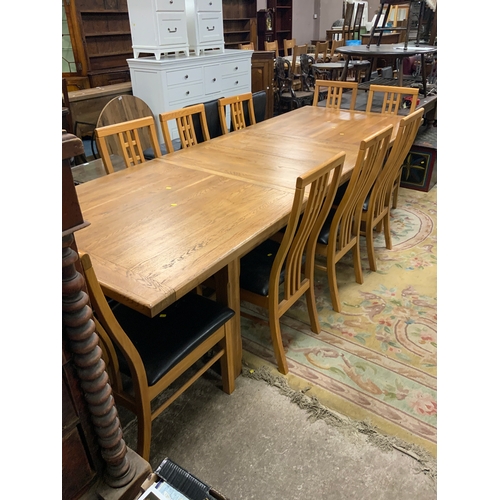 777 - A huge modern oak extending dining table with a set of ten chairs L 200 cm W 100 cm - Extended L 280... 