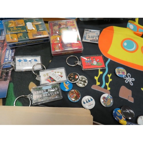 263 - A collection of assorted modern Beatles memorabilia, to include a collection of badges, KNex figures... 