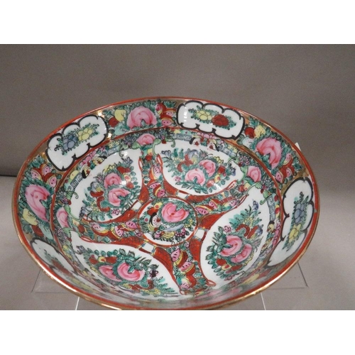 270 - An small Oriental footed bowl with four character mark to base