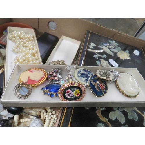 296 - A tray of costume jewellery etc to include silver rings