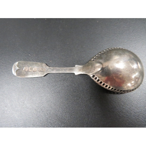 378 - An antique Britannia standard silver caddy spoon