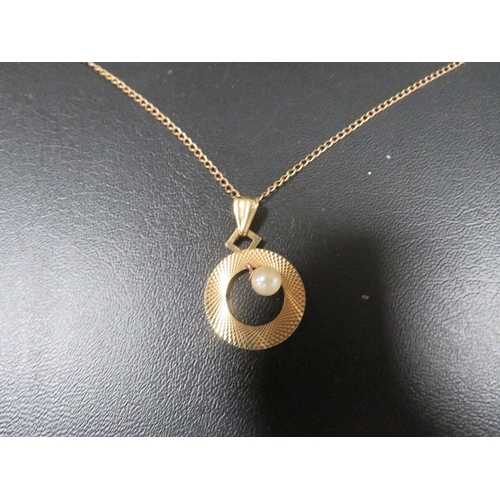 382 - A hallmarked 9 carat gold pendant set with a seed pearl approx. weight 2.8g