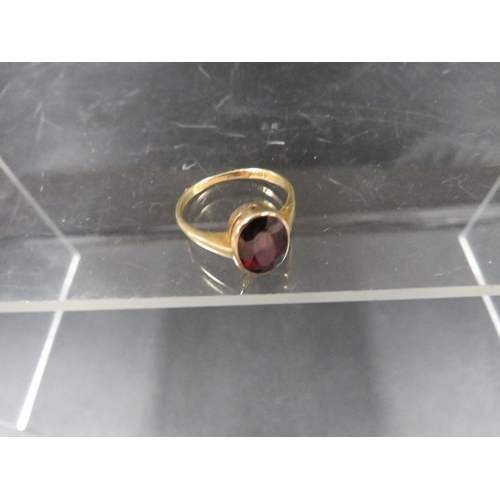 384 - A 18ct gold garnet set ring approx. weight 2.6g