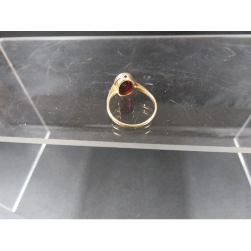 384 - A 18ct gold garnet set ring approx. weight 2.6g