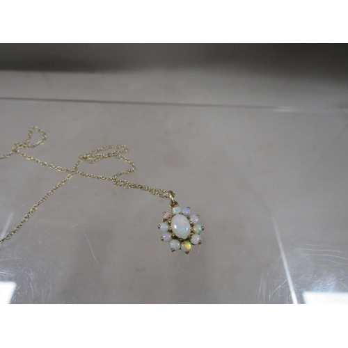 401 - A vintage 9ct gold opal pendant necklace