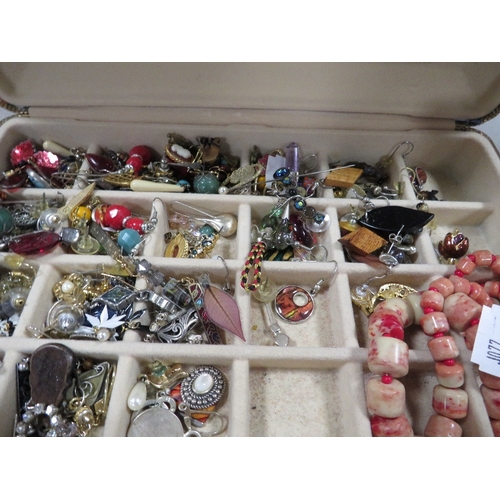 410 - A tray of costume jewellery