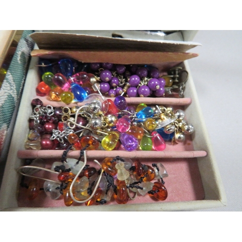 410 - A tray of costume jewellery