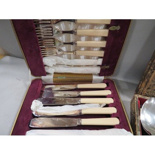 413 - A tray of assorted collectables to include compacts, lipstick holders, cigarette lighters etc