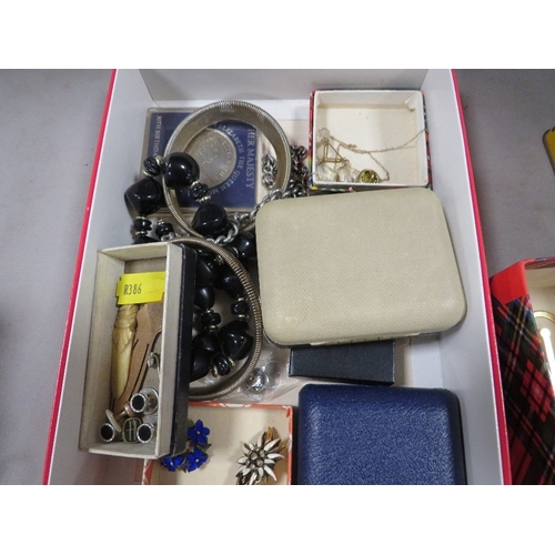 423 - A tray of collectables to include watches, costume jewellery etc