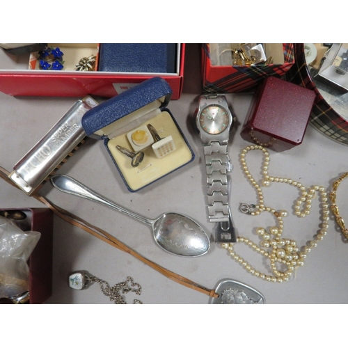 423 - A tray of collectables to include watches, costume jewellery etc