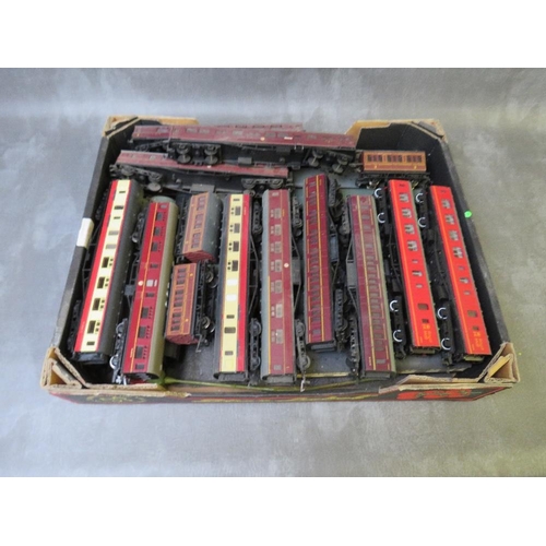 107 - A TRAY CONTAINING APPROXIMATELY THIRTY UNBOXED OO GAUGE CARRIAGES, by Hornby, Mainline, Airfix etc.