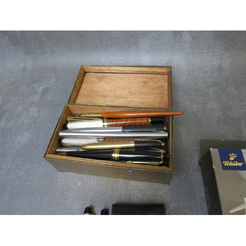 109 - A TRAY CONTAINING A COLLECTION OF PENS, to include some fountain pens, four boxed Schaeffer pens / s... 