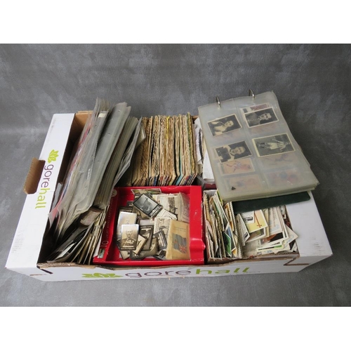 11 - A TRAY CONTAINING A LARGE COLLECTION OF CIGARTTE AND TEA CARDS, both loose and in albums, collection... 