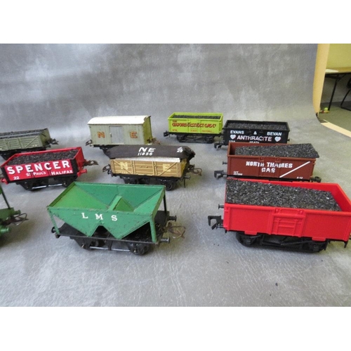 111 - A COLLECTION OF TWENTY PIECES OF O GAUGE ROLLING STOCK, to include twelve vintage metal pieces and e... 