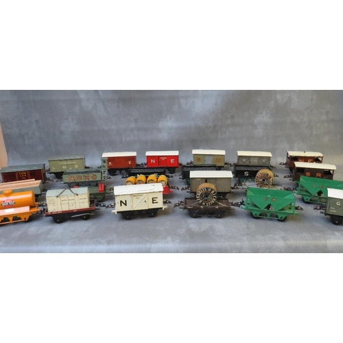 127 - TWENTY FOUR UNBOXED O GAUGE PIECES OF ROLLING STOCK, mainly Hornby, to include covered / uncovered w... 