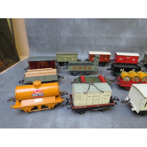 127 - TWENTY FOUR UNBOXED O GAUGE PIECES OF ROLLING STOCK, mainly Hornby, to include covered / uncovered w... 