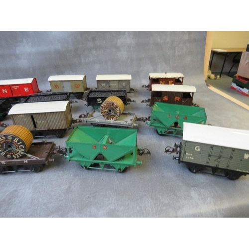 127 - TWENTY FOUR UNBOXED O GAUGE PIECES OF ROLLING STOCK, mainly Hornby, to include covered / uncovered w... 