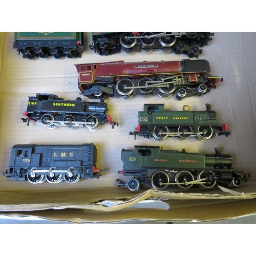 136 - A TRAY CONTAINING NINE UNBOXED OO GAUGE STEAM LOCOMOTIVES, by Hornby, Wren etc, three with tenders